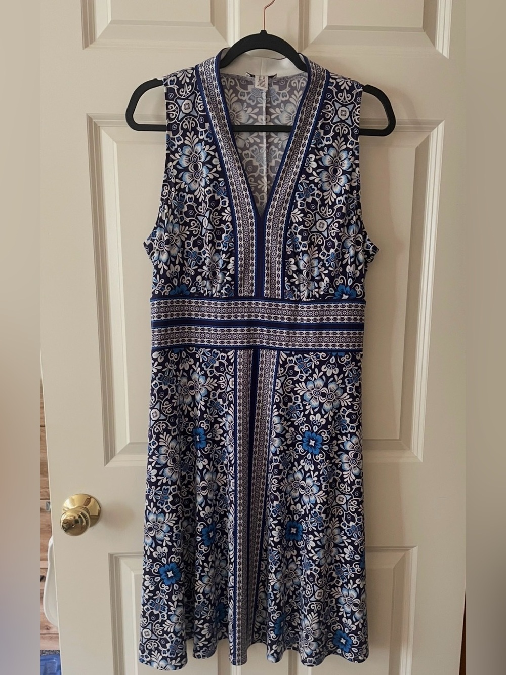 Sleeveless V-Neck Floral A-Line Dress in Navy and White